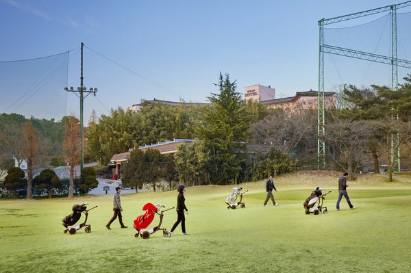 코오롱호텔 가든 골프장이 AI 로봇 캐디를 도입했다. (사진=코오롱호텔 제공)