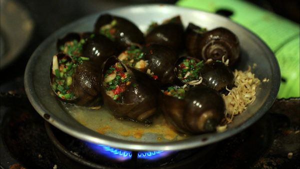 캄보디아 스퉁트렝 왕우렁이 요리. (사진=EBS ’세계테마기행‘ 스틸 컷)