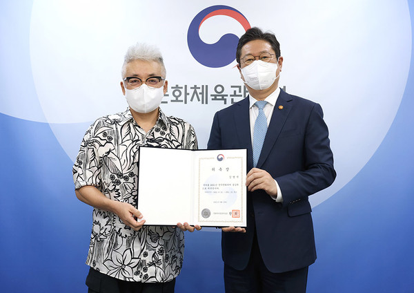 작곡가 김형석(오른쪽)이 11월 열리는 한국문화축제 총감독으로 위촉됐다. (사진=문화체육관광부 제공)