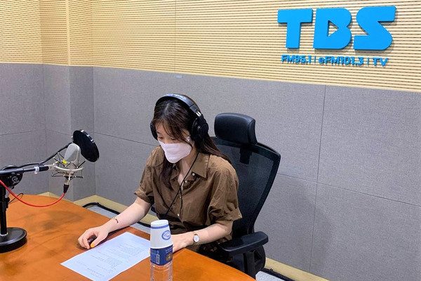 이미예 작가가 라디오를 통해 문학작품을 낭독하고 있다. (사진=서울시 제공)