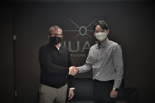 왼쪽부터 NUAIR 켄 스튜어트 대표와 파블로항공 김영준 대표. (사진=파블로항공 제공)