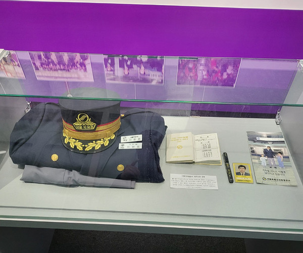 지하철 시대관에 전시된 물품들. 당시 역무원이 입었던 제복ㆍ시대상을 알 수 있는 사보, 신문ㆍ승차권ㆍ가공 기념패 등이 있다. (사진=서울시 제공)