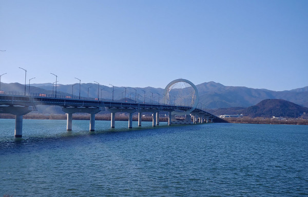 경춘선 춘천역 방향에서 바라본 춘천대교. (사진=관광레저신문 DB) 
