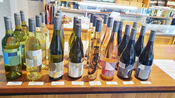 한돌프 힐 와이너리 전시 와인. 