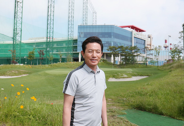 경기도 안산시 단원구 강욱순골프아카데미에서 만난 강욱순. (사진=오상민 기자)