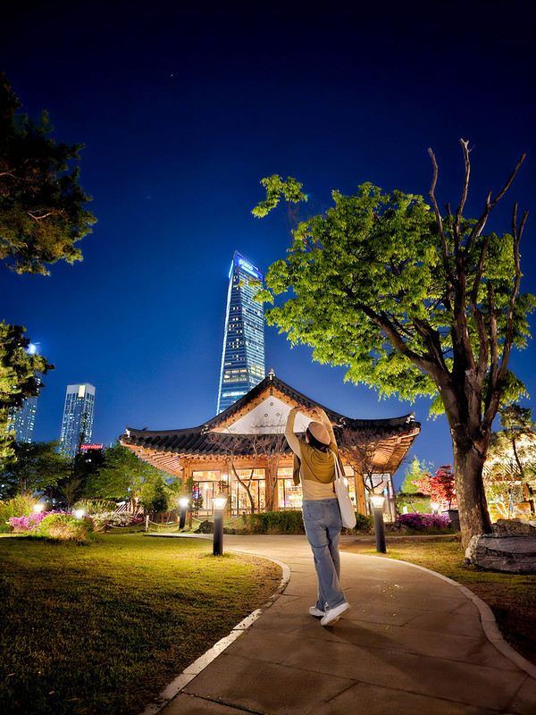 송도센트럴파크 한옥마을 앞. (사진=인천관광공사 제공)