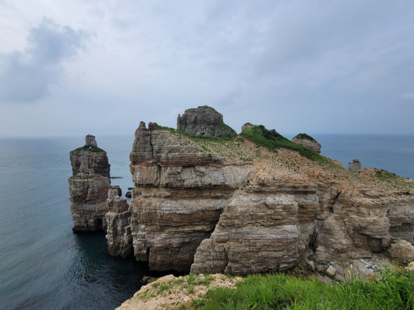 백령ㆍ대청 지질공원의 지질명소 중 하나인 두무진에 나타나는 10억 년 전 퇴적층. (사진=인천시 제공)