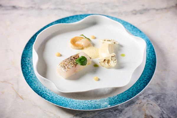 맛조개, 구운 버섯, 그리고 프리카제 소스를 곁들인 대구류 요리 ‘헤이크’. (사진=런더너 마카오 제공)