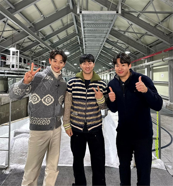 루지 종목을 체험 중인 가수 샤이니 민호와 루지 조정명ㆍ박진용 선수. (사진=SM엔터테인먼트 제공)