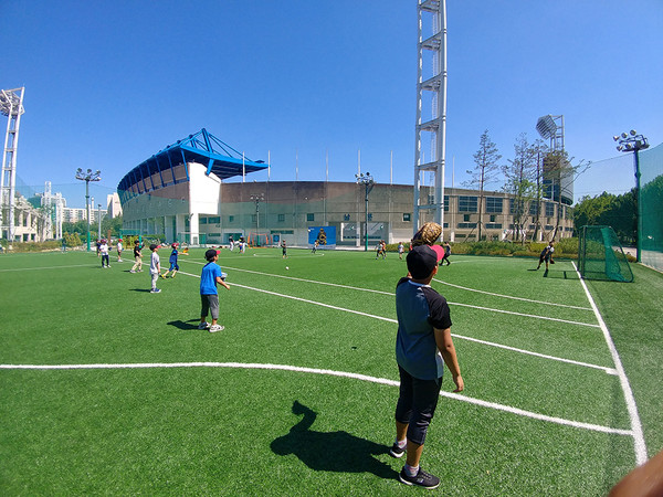 서울 목동 다목적구장에서 열린 어린이 홈런왕 야구교실 수업. (사진=서울시 제공)