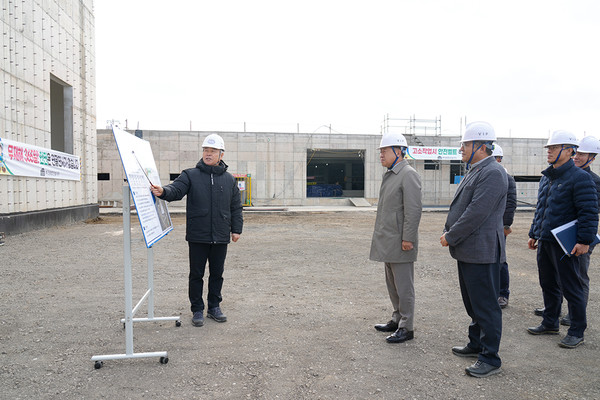 오영훈 제주도지사가 지난 1월 13일 서부하수처리장 증설사업 현장 찾아 공사상황을 점검하고 있다. (사진=제주도 제공)