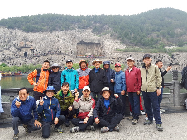 용문 석굴 배경으로 향산사애서 찍은 단체사진.