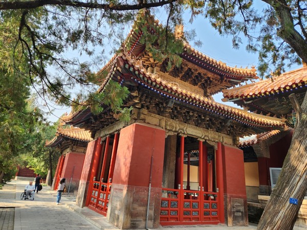 궁궐 같은 공묘 건물.